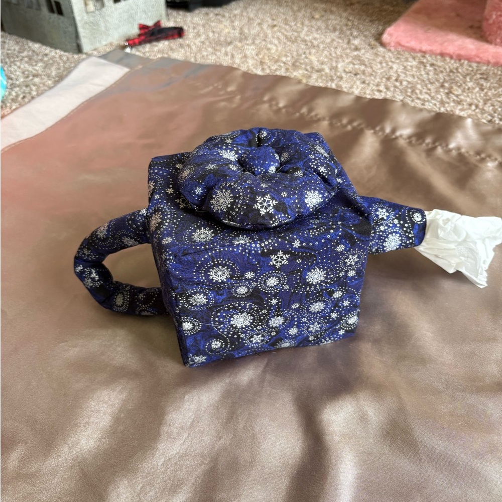 Blue snowflake patterned tissue box cover